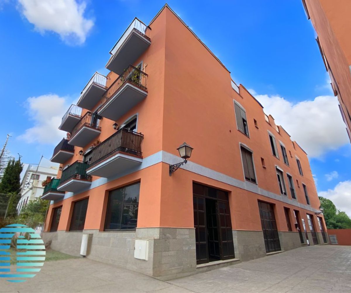 Imponente Edificio Multifuncional en el Corazón de Arona: 1.526 m²