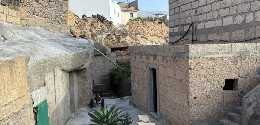 Tu Oasis Canario en Chimiche: Auténtica Casa con Cuevas y Vistas al Océano