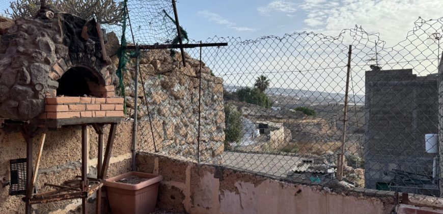 Tu Oasis Canario en Chimiche: Auténtica Casa con Cuevas y Vistas al Océano
