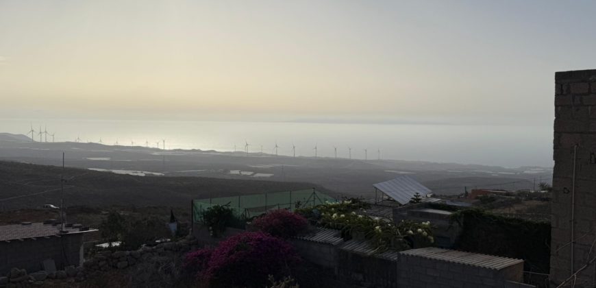 Tu Oasis Canario en Chimiche: Auténtica Casa con Cuevas y Vistas al Océano