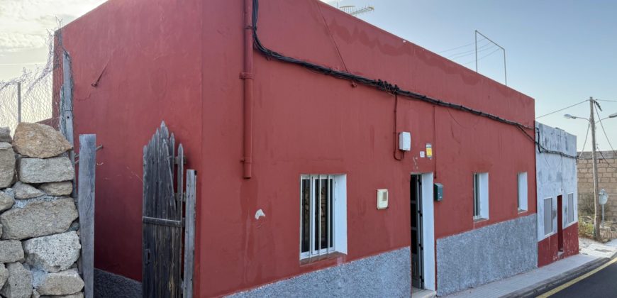 Tu Oasis Canario en Chimiche: Auténtica Casa con Cuevas y Vistas al Océano