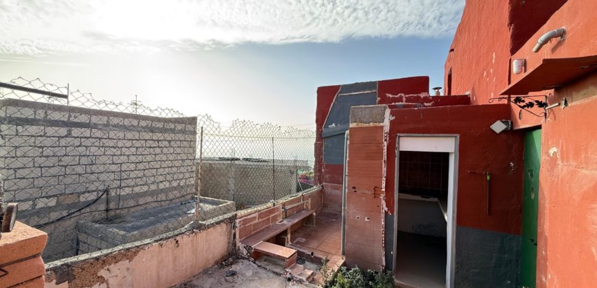 Tu Oasis Canario en Chimiche: Auténtica Casa con Cuevas y Vistas al Océano