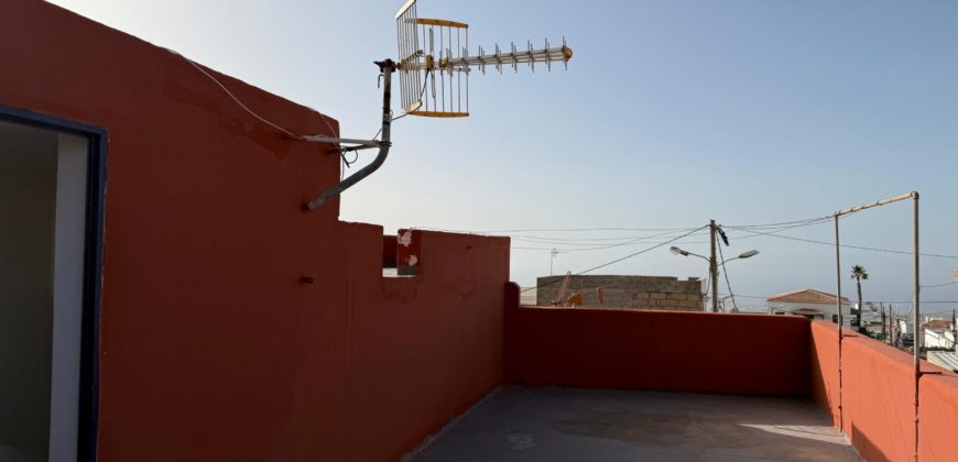 Tu Oasis Canario en Chimiche: Auténtica Casa con Cuevas y Vistas al Océano