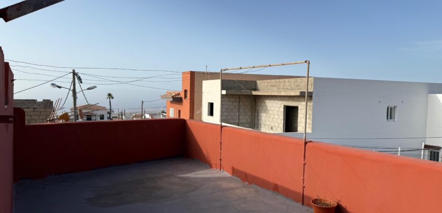 Tu Oasis Canario en Chimiche: Auténtica Casa con Cuevas y Vistas al Océano