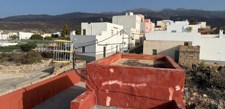 Tu Oasis Canario en Chimiche: Auténtica Casa con Cuevas y Vistas al Océano
