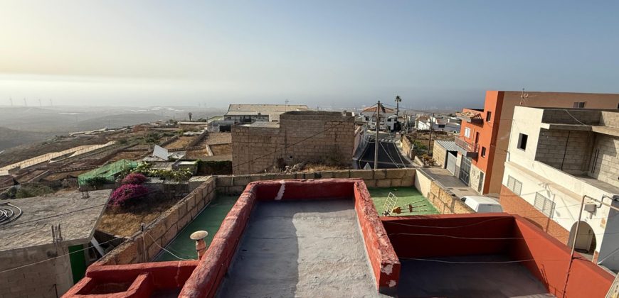 Tu Oasis Canario en Chimiche: Auténtica Casa con Cuevas y Vistas al Océano