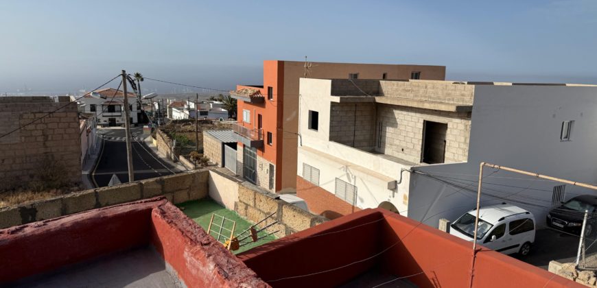 Tu Oasis Canario en Chimiche: Auténtica Casa con Cuevas y Vistas al Océano