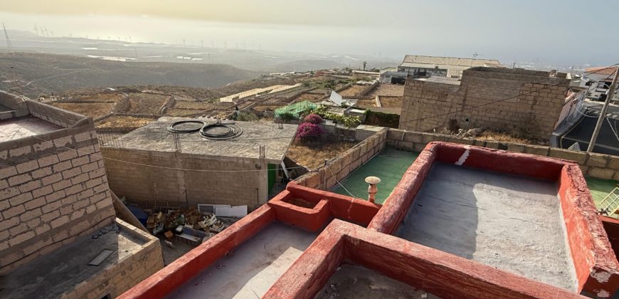 Tu Oasis Canario en Chimiche: Auténtica Casa con Cuevas y Vistas al Océano