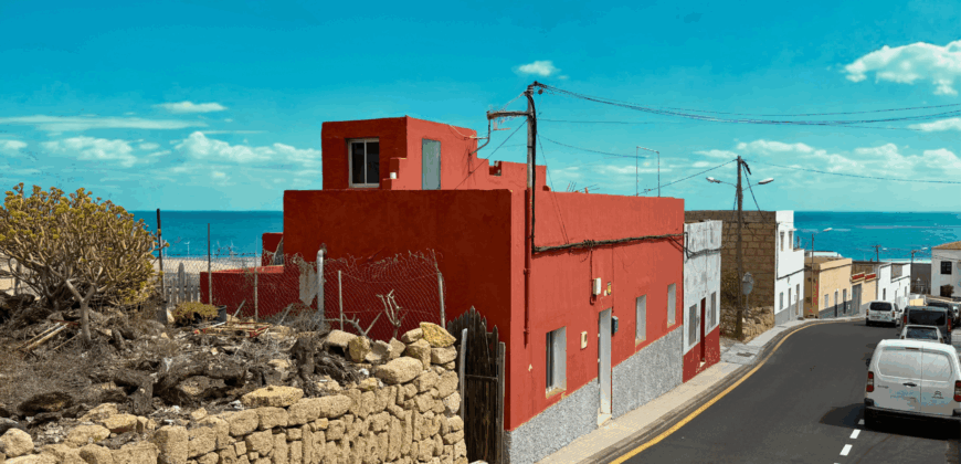 Tu Oasis Canario en Chimiche: Auténtica Casa con Cuevas y Vistas al Océano