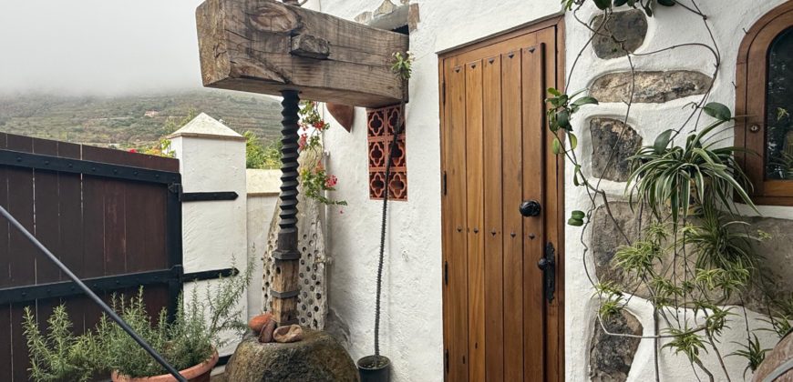 Finca Rústica con Parcela Urbana y Licencia Turística en Los Silos, Tenerife